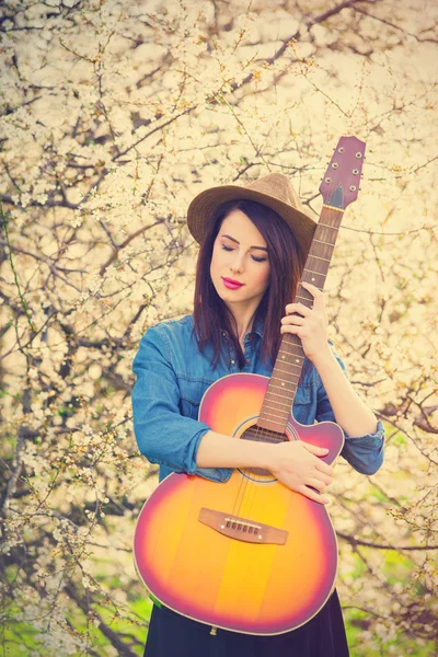 Πορτρέτο της νεαρής γυναίκας με κιθάρα — Φωτογραφία Αρχείου