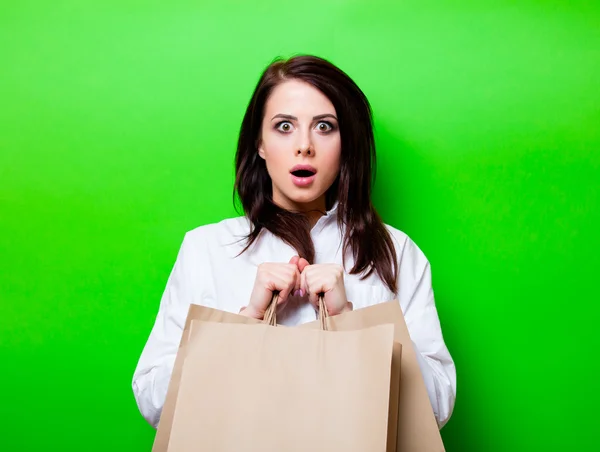 Retrato de mulher jovem com sacos de compras — Fotografia de Stock