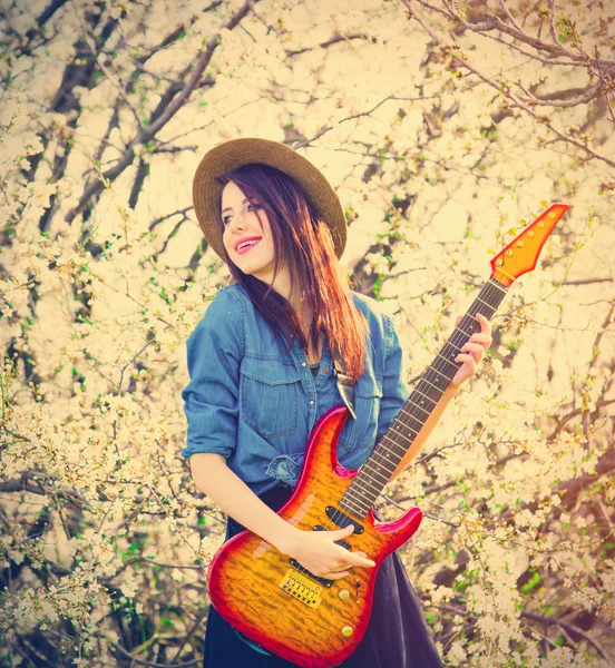 Portret van jonge vrouw met gitaar — Stockfoto