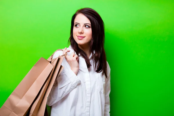 Portret van een jonge vrouw met shopping tassen — Stockfoto