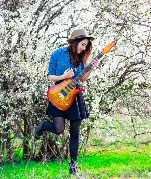 Портрет молодой женщины с гитарой — стоковое фото