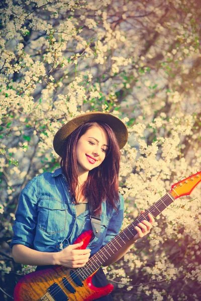 Portrét mladé ženy s kytarou — Stock fotografie