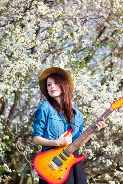 Retrato de mujer joven con guitarra —  Fotos de Stock