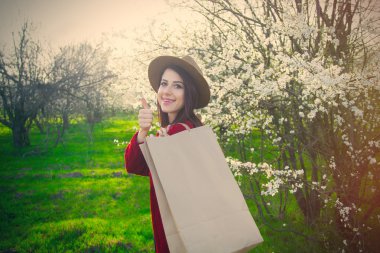 alışveriş torbaları ile genç kadının portresi
