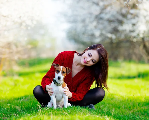 Portrait de jeune femme avec chien — Photo