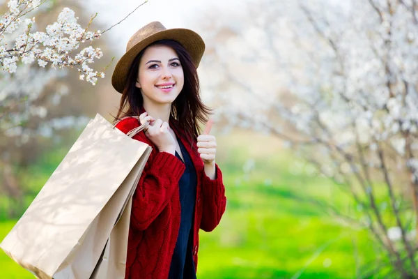 Alışveriş torbaları ile genç kadının portresi — Stok fotoğraf