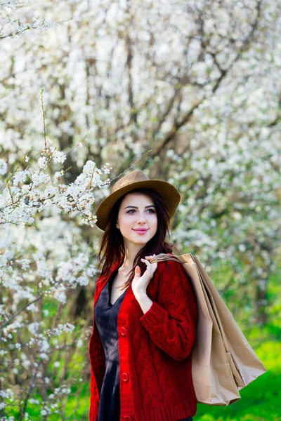 Porträt einer jungen Frau mit Einkaufstüten — Stockfoto