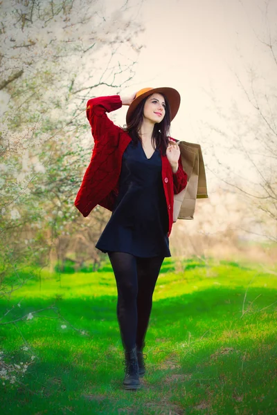 Porträt einer jungen Frau mit Einkaufstüten — Stockfoto