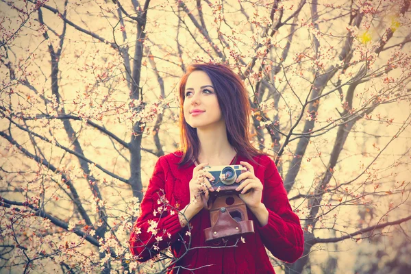 Porträtt av ung kvinna med kamera — Stock fotografie
