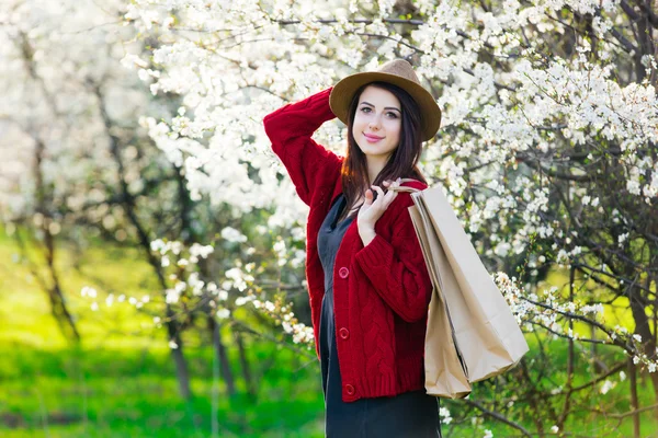 Porträt einer jungen Frau mit Einkaufstüten — Stockfoto