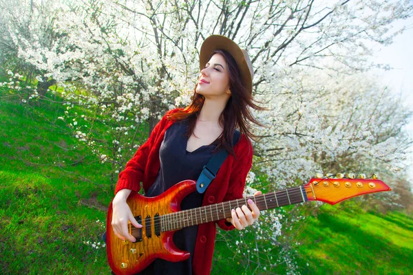 Portrait of young woman with guitar — Stock Photo, Image