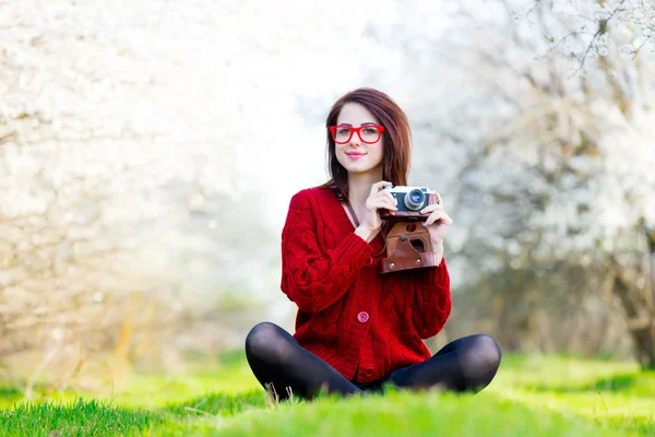 Porträt einer jungen Frau mit Kamera — Stockfoto