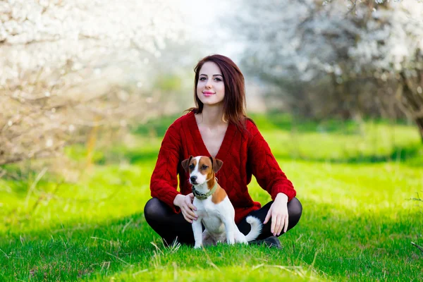 Porträt einer jungen Frau mit Hund — Stockfoto