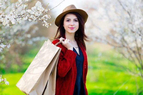 Portrait de jeune femme avec sacs à provisions — Photo