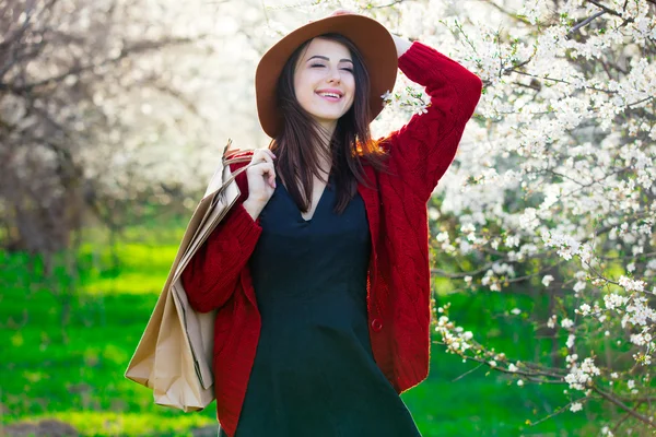 Portrait de jeune femme avec sacs à provisions — Photo