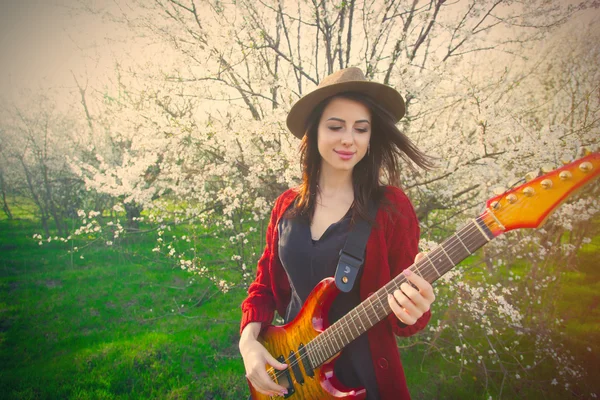 ギターを持つ若い女性の肖像 — ストック写真