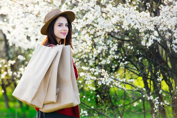 Retrato de mujer joven con bolsas de compras —  Fotos de Stock