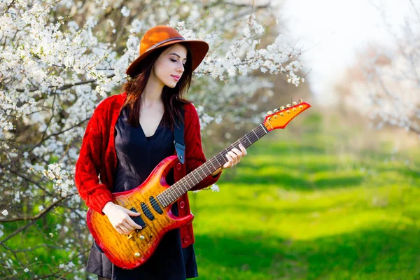 Gitarlı genç bir kadının portresi — Stok fotoğraf