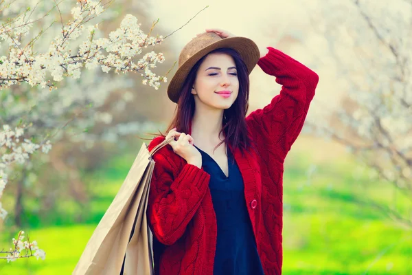Portret van een jonge vrouw met shopping tassen — Stockfoto