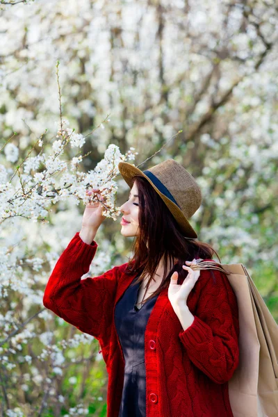 Portret van een jonge vrouw met shopping tassen — Stockfoto