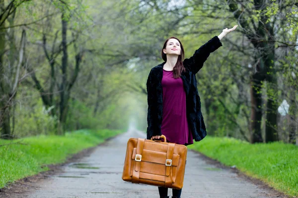 スーツケースを持つ若い女性の肖像画 — ストック写真