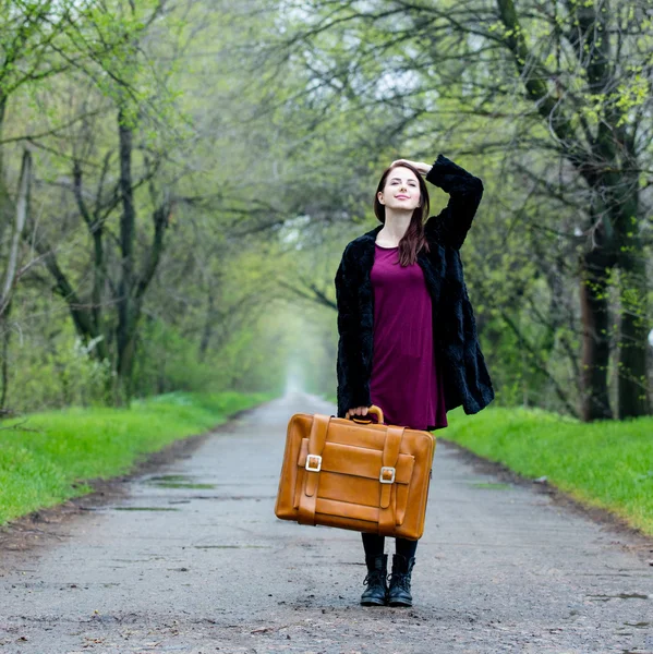 Retrato de mujer joven con maleta — Foto de Stock