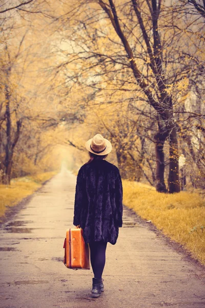 Foto de mujer joven con maleta — Foto de Stock