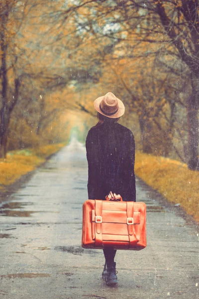 Фото молодой женщины с чемоданом — стоковое фото