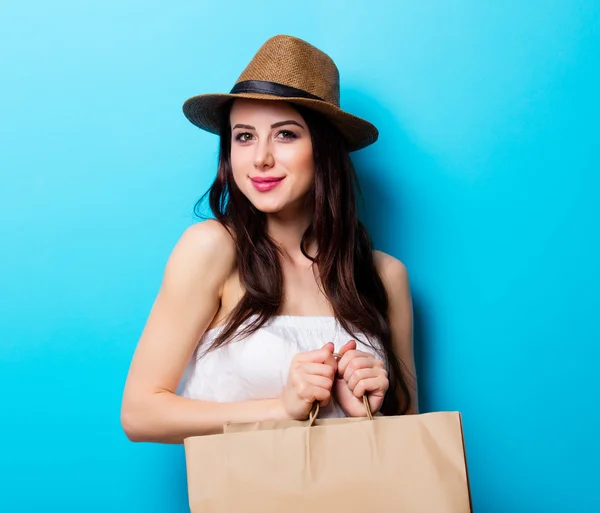 Portret młodej kobiety z torby na zakupy — Zdjęcie stockowe