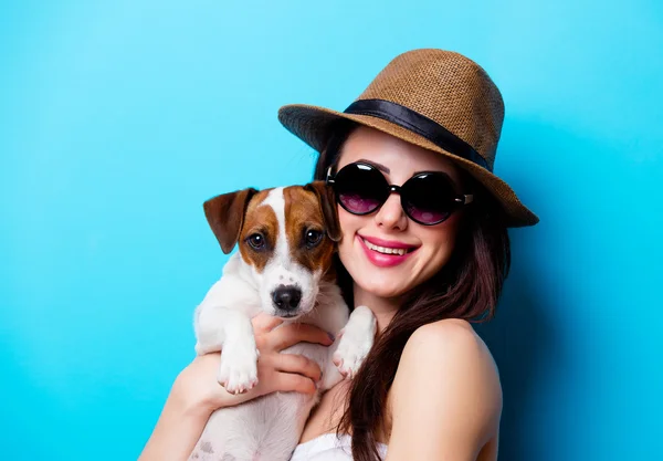 Portret van de jonge vrouw met hond — Stockfoto