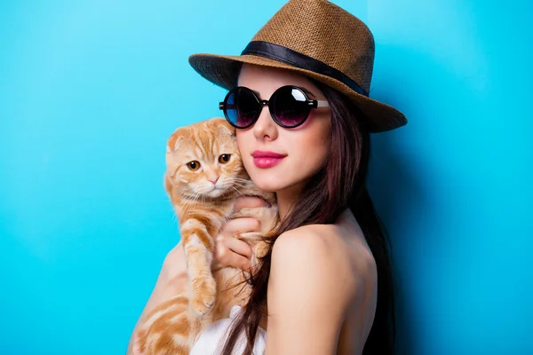 Retrato de la joven con gato — Foto de Stock