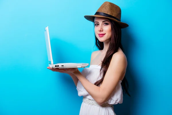 Porträtt av den unga kvinnan med laptop — Stockfoto