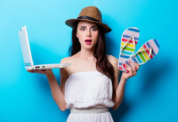 Portret van de jonge vrouw met laptop — Stockfoto