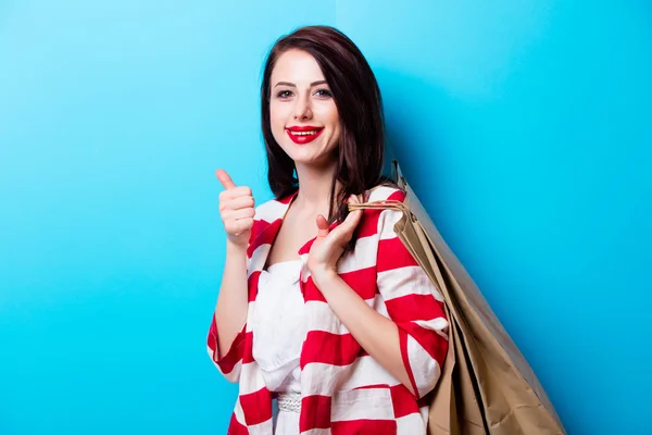 Porträt der jungen Frau mit Einkaufstüten — Stockfoto