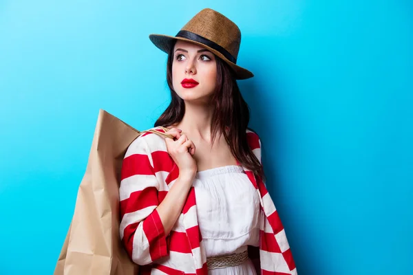 Retrato da jovem com sacos de compras — Fotografia de Stock