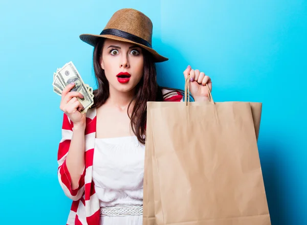 Retrato de la joven con bolsas de compras y dinero — Foto de Stock