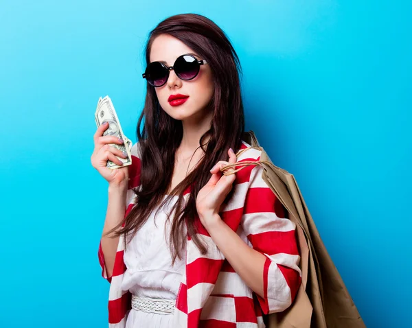 Retrato de la joven con bolsas de compras y dinero — Foto de Stock