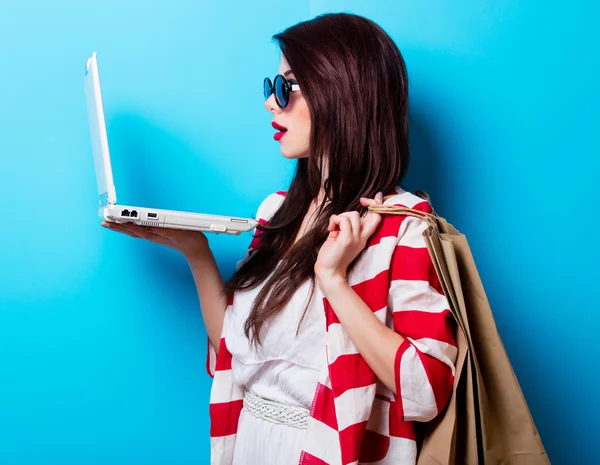 Retrato de la joven con bolsas de compras — Foto de Stock