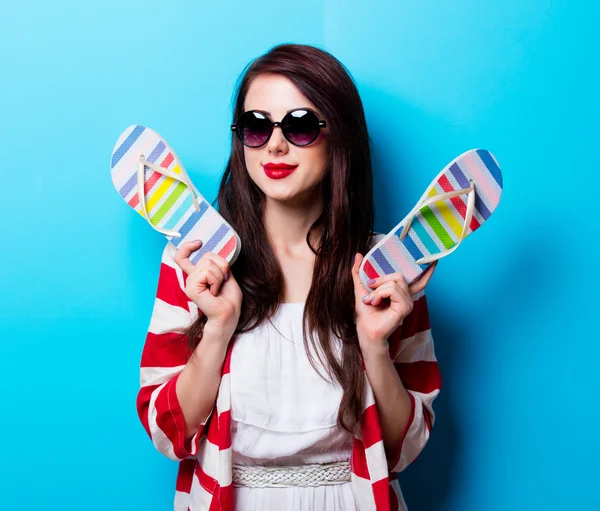 Retrato de la joven con sandalias —  Fotos de Stock