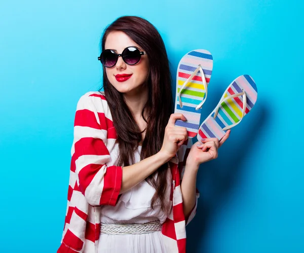 Retrato de la joven con sandalias —  Fotos de Stock