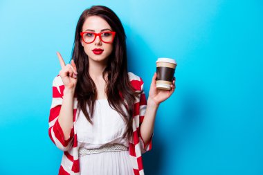 genç kadın portresi fincan kahve ile