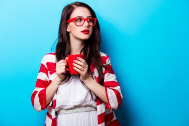 genç kadın portresi fincan kahve ile