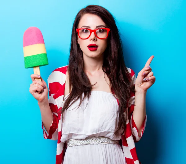 Portret van de jonge vrouw met speelgoed — Stockfoto