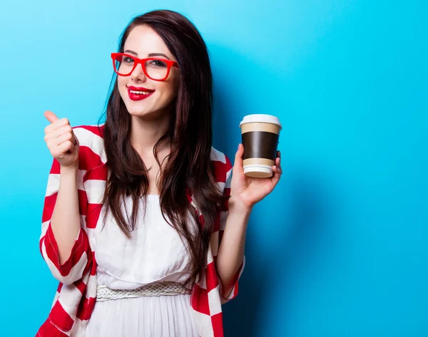 Genç kadın portresi fincan kahve ile — Stok fotoğraf