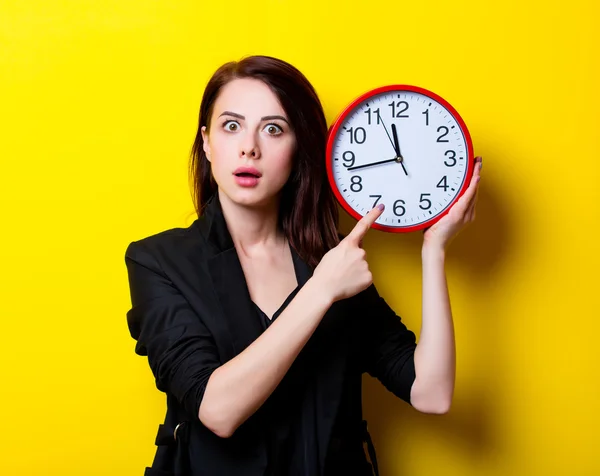 Portret van de jonge vrouw met klok — Stockfoto