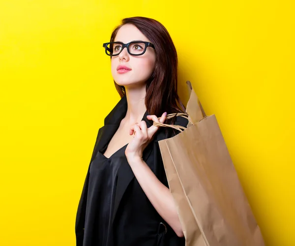 Retrato de la joven con bolsas de compras — Foto de Stock