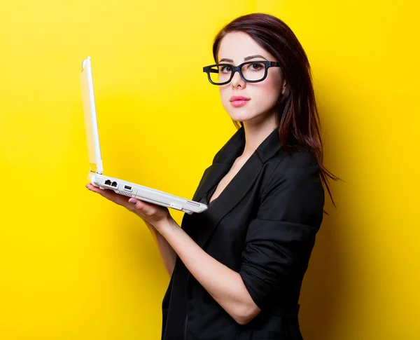 Retrato da mulher jovem com computador portátil — Fotografia de Stock