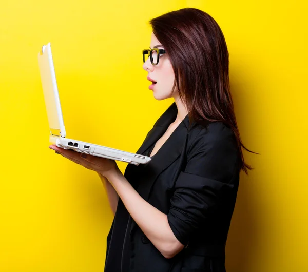 Retrato da mulher jovem com computador portátil — Fotografia de Stock