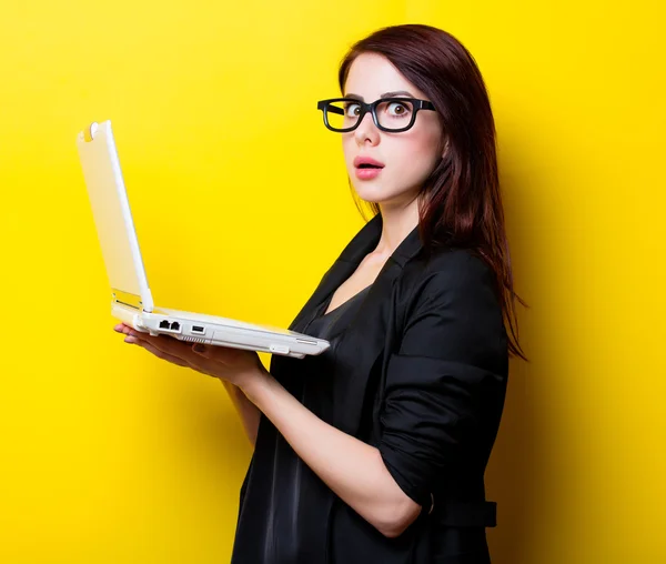 Portretul tinerei femei cu laptop — Fotografie, imagine de stoc