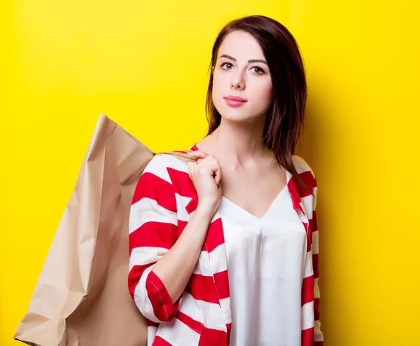 Portrét mladé ženy s nákupní tašky — Stock fotografie